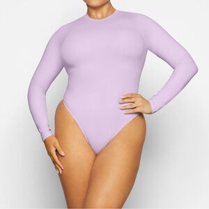 SKIMS FITS EVERYBODY LONG SLEEVE CREW NECK BODYSUIT | SUGAR PLUM